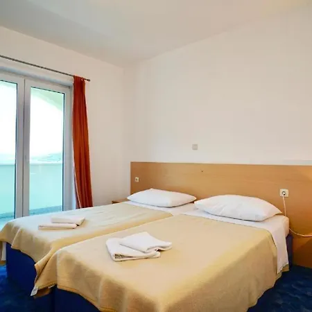 Plaza Apartment *