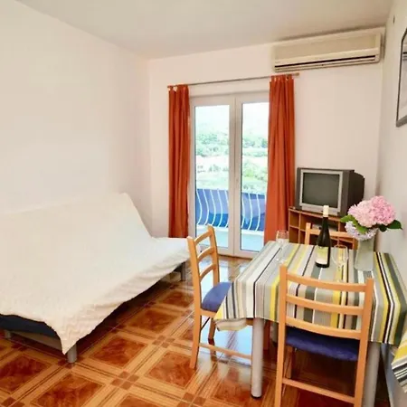 Plaza Apartment *